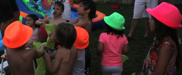 Cumple 3 Vicky piñata y sombreros